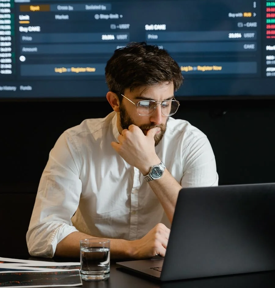 Asesor Financiero evaluando el mercado